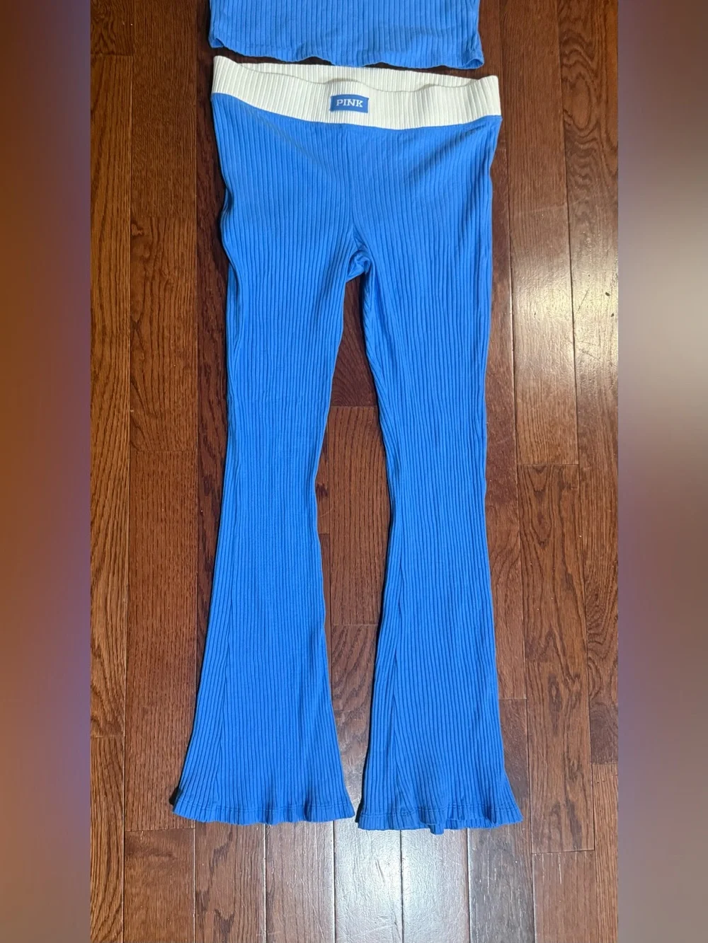 PINK Victoria's Secret Bright Blue Ribbed Flare Leggings with Cream Waistband - Picture 3 of 6